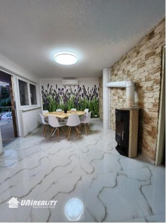 DUCHONKA – exkluzívne pekná celoročná CHATA s VÍRIVKOU / 3 – izby + 2 spoločenské miestnosti / TERASA / pekný pozemok