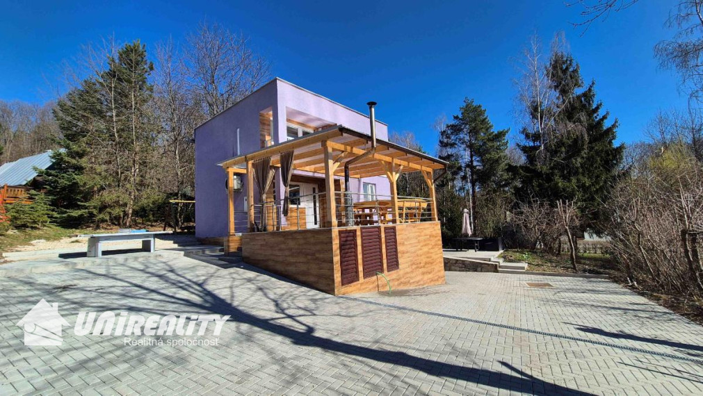 DUCHONKA – pekná celoročná CHATA s VÍRIVKOU / 3 – izby + 2 spoločenské miestnosti / TERASA / pekný pozemok