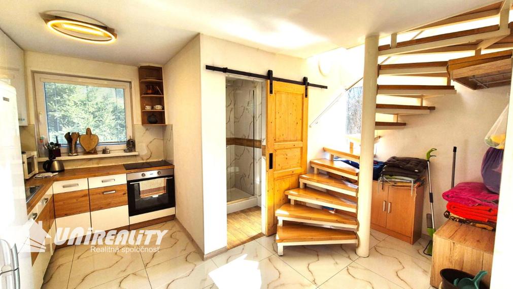 DUCHONKA – pekná celoročná CHATA s VÍRIVKOU / 3 – izby + 2 spoločenské miestnosti / TERASA / pekný pozemok