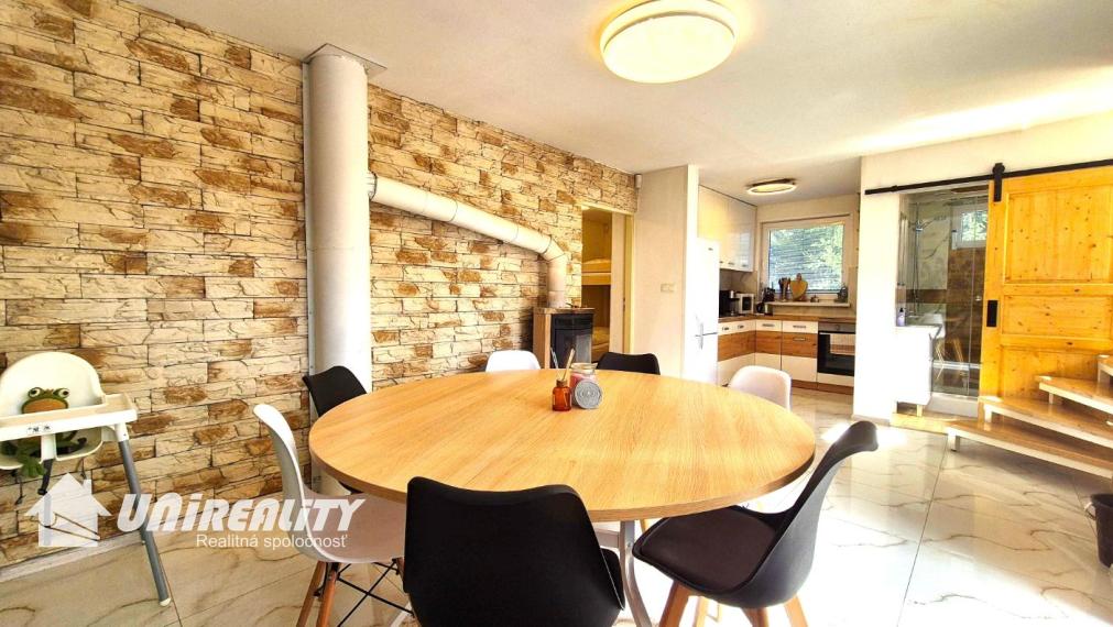 DUCHONKA – pekná celoročná CHATA s VÍRIVKOU / 3 – izby + 2 spoločenské miestnosti / TERASA / pekný pozemok