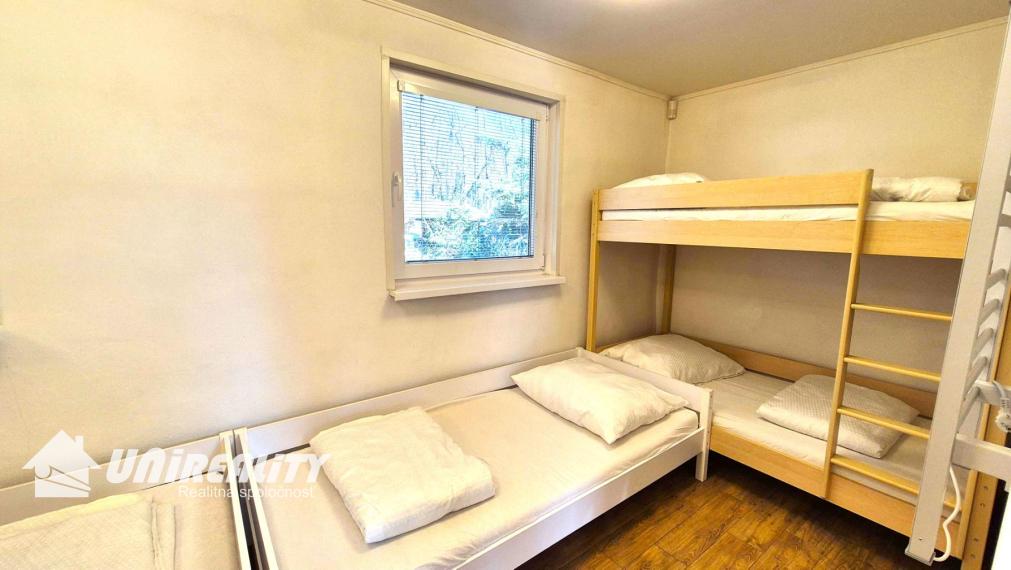 DUCHONKA – pekná celoročná CHATA s VÍRIVKOU / 3 – izby + 2 spoločenské miestnosti / TERASA / pekný pozemok