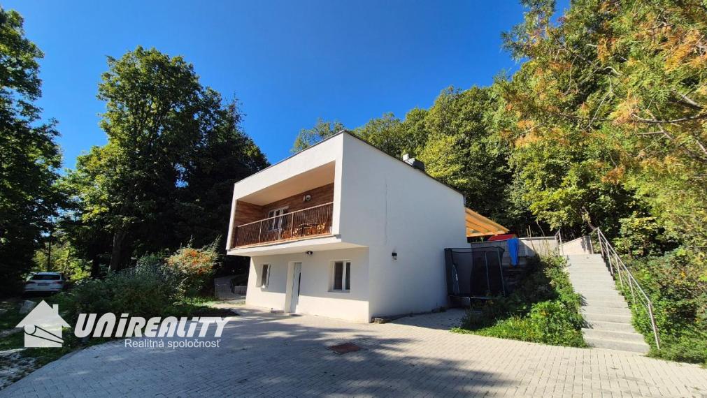 DUCHONKA – famózna celoročná CHATA pod lesom s VEĽKOU  TERASOU / 3 – izby + 1 spoločenská miestnosť / pekný pozemok / FVE na streche