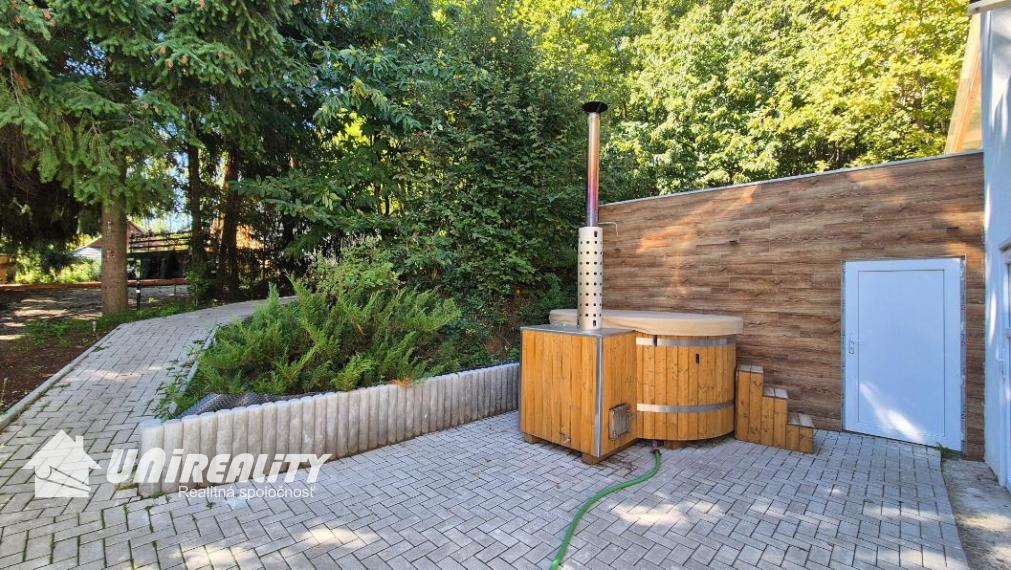 DUCHONKA – famózna celoročná CHATA pod lesom s VEĽKOU  TERASOU / 3 – izby + 1 spoločenská miestnosť / pekný pozemok / FVE na streche