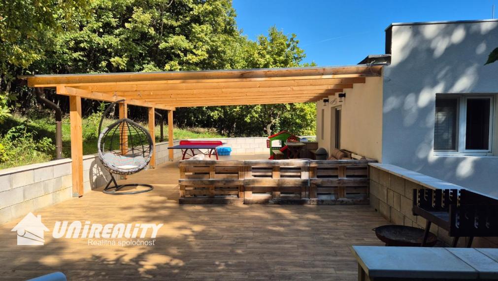 DUCHONKA – famózna celoročná CHATA pod lesom s VEĽKOU  TERASOU / 3 – izby + 1 spoločenská miestnosť / pekný pozemok / FVE na streche