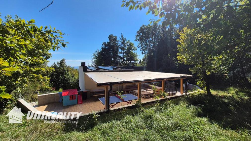 DUCHONKA – famózna celoročná CHATA pod lesom s VEĽKOU  TERASOU / 3 – izby + 1 spoločenská miestnosť / pekný pozemok / FVE na streche