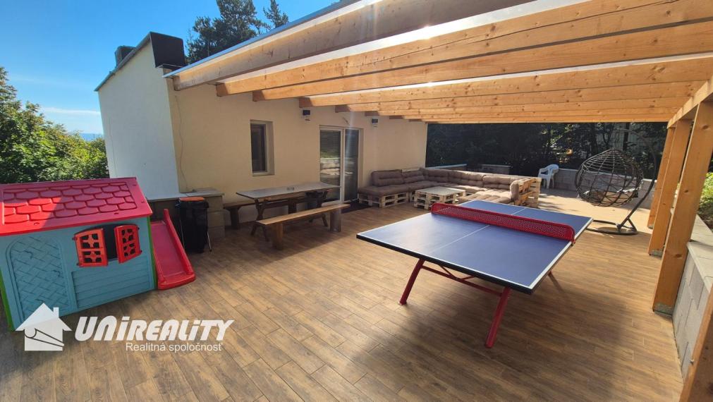 DUCHONKA – famózna celoročná CHATA pod lesom s VEĽKOU  TERASOU / 3 – izby + 1 spoločenská miestnosť / pekný pozemok / FVE na streche