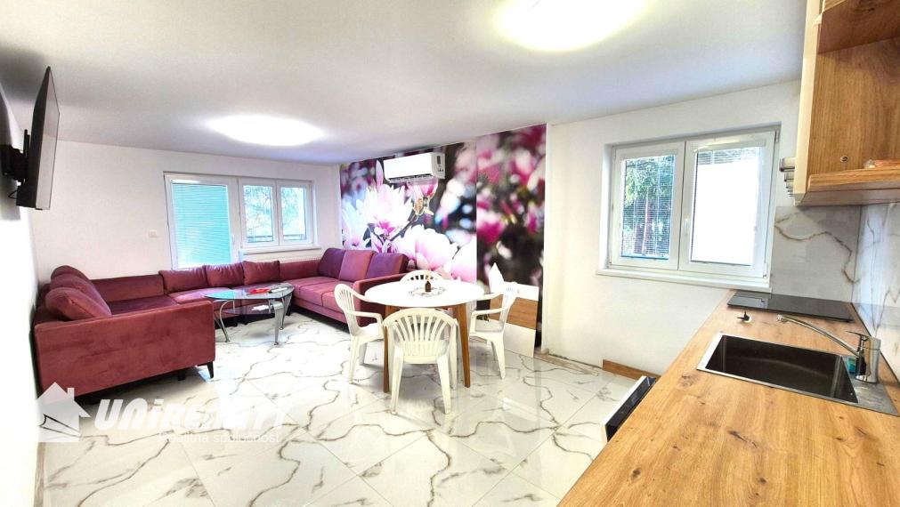 DUCHONKA – famózna celoročná CHATA pod lesom s VEĽKOU  TERASOU / 3 – izby + 1 spoločenská miestnosť / pekný pozemok / FVE na streche