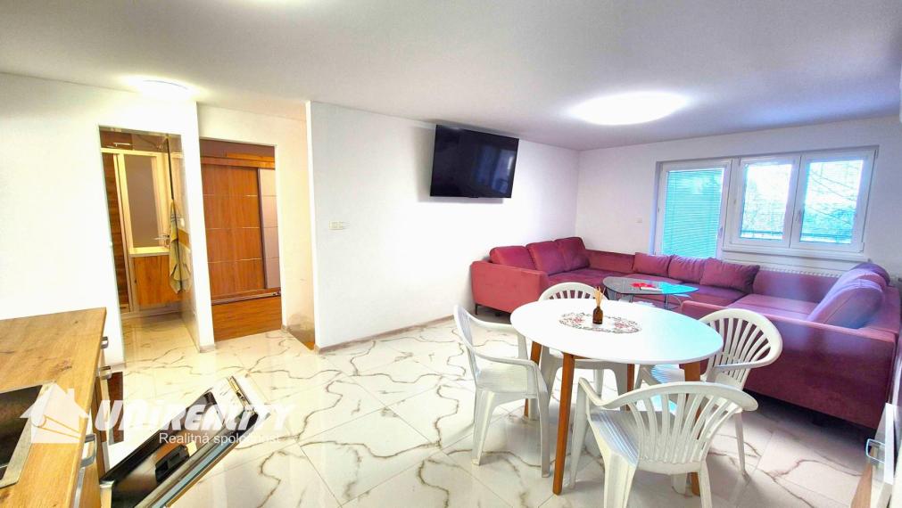 DUCHONKA – famózna celoročná CHATA pod lesom s VEĽKOU  TERASOU / 3 – izby + 1 spoločenská miestnosť / pekný pozemok / FVE na streche