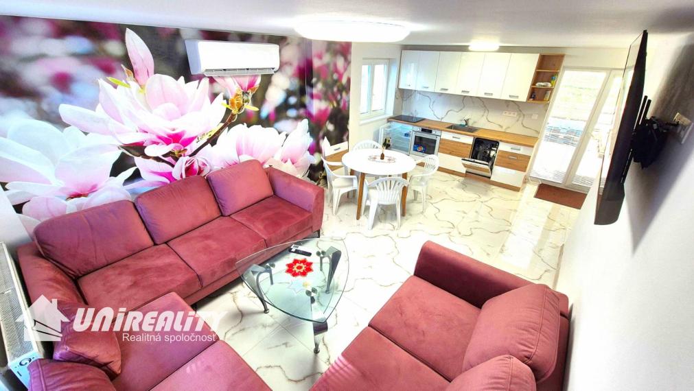 DUCHONKA – famózna celoročná CHATA pod lesom s VEĽKOU  TERASOU / 3 – izby + 1 spoločenská miestnosť / pekný pozemok / FVE na streche