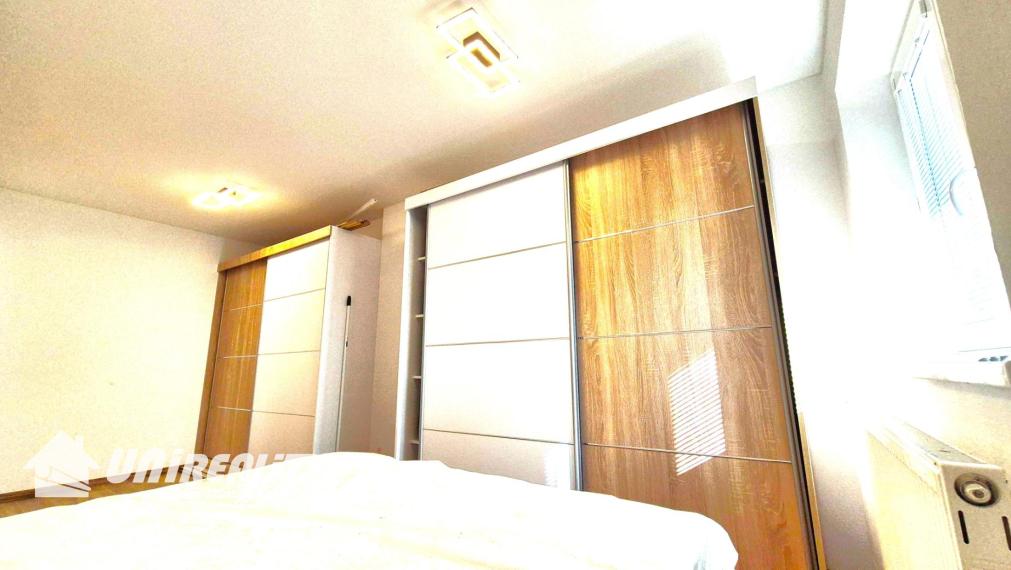 DUCHONKA – famózna celoročná CHATA pod lesom s VEĽKOU  TERASOU / 3 – izby + 1 spoločenská miestnosť / pekný pozemok / FVE na streche