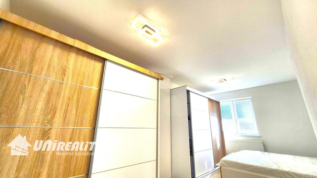 DUCHONKA – famózna celoročná CHATA pod lesom s VEĽKOU  TERASOU / 3 – izby + 1 spoločenská miestnosť / pekný pozemok / FVE na streche