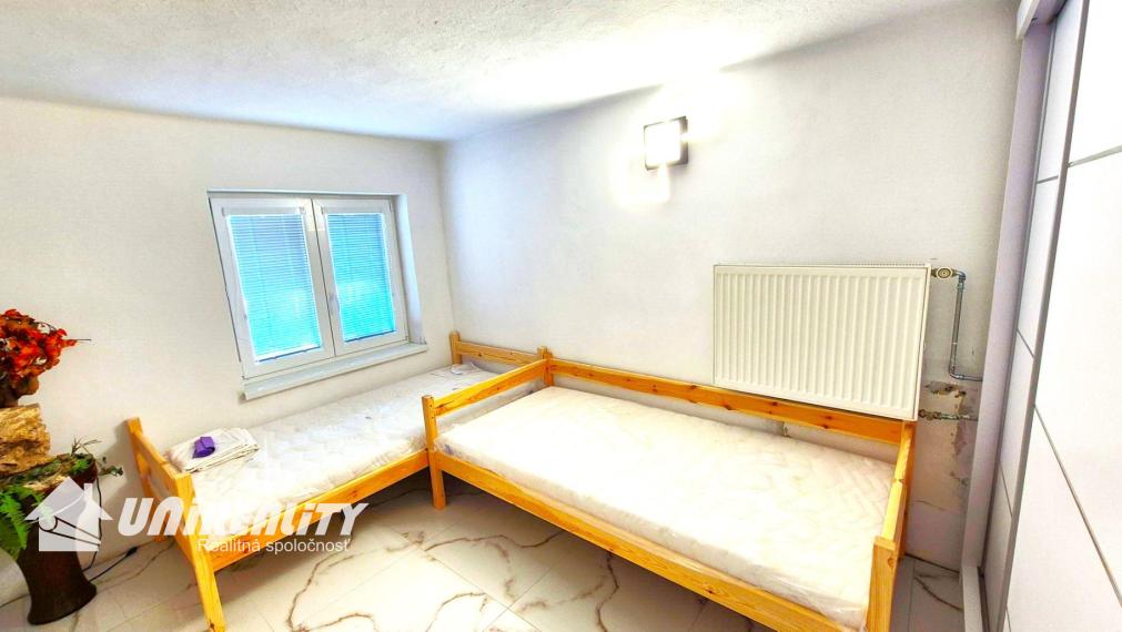 DUCHONKA – famózna celoročná CHATA pod lesom s VEĽKOU  TERASOU / 3 – izby + 1 spoločenská miestnosť / pekný pozemok / FVE na streche