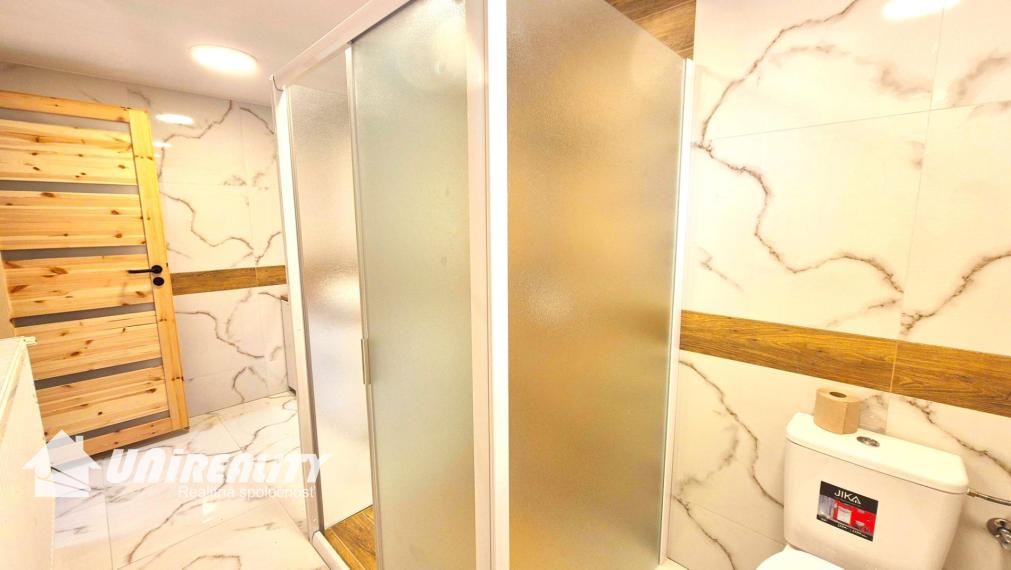 DUCHONKA – famózna celoročná CHATA pod lesom s VEĽKOU  TERASOU / 3 – izby + 1 spoločenská miestnosť / pekný pozemok / FVE na streche