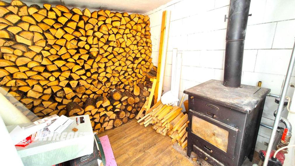 DUCHONKA – famózna celoročná CHATA pod lesom s VEĽKOU  TERASOU / 3 – izby + 1 spoločenská miestnosť / pekný pozemok / FVE na streche