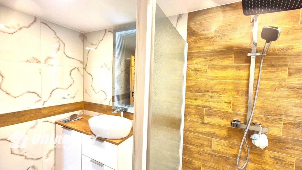 DUCHONKA – famózna celoročná CHATA pod lesom s VEĽKOU  TERASOU / 3 – izby + 1 spoločenská miestnosť / pekný pozemok / FVE na streche