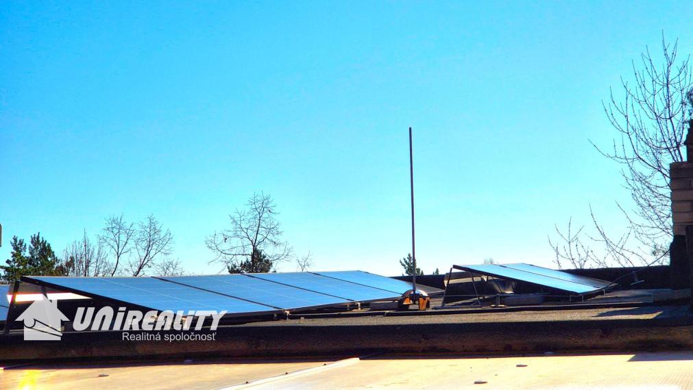 DUCHONKA – famózna celoročná CHATA pod lesom s VEĽKOU  TERASOU / 3 – izby + 1 spoločenská miestnosť / pekný pozemok / FVE na streche