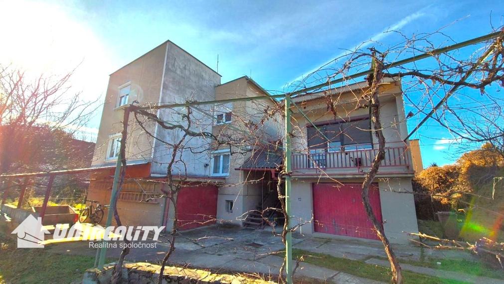 TOPOĽČANY – 7 – izb. dom / lokalita Pod Kalváriou / IHNEĎ voľný / pozemok 1.156 m2 / predaj