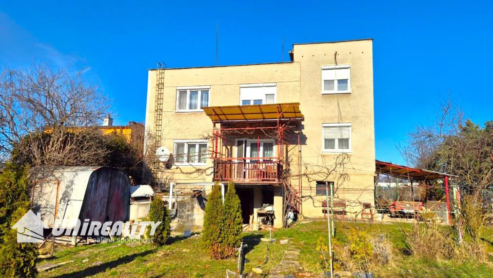 TOPOĽČANY – 7 – izb. dom / lokalita Pod Kalváriou / IHNEĎ voľný / pozemok 1.156 m2 / predaj