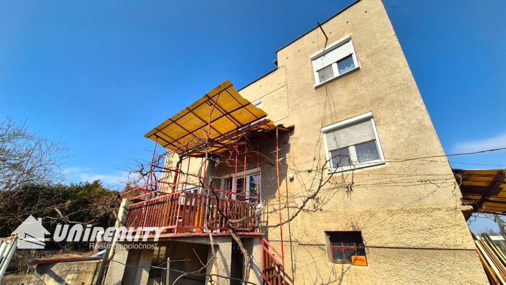 TOPOĽČANY – 7 – izb. dom / lokalita Pod Kalváriou / IHNEĎ voľný / pozemok 1.156 m2 / predaj