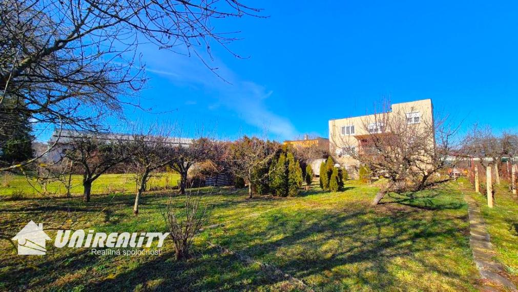 TOPOĽČANY – 7 – izb. dom / lokalita Pod Kalváriou / IHNEĎ voľný / pozemok 1.156 m2 / predaj