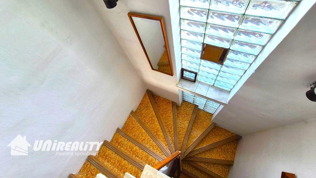 TOPOĽČANY – 7 – izb. dom / lokalita Pod Kalváriou / IHNEĎ voľný / pozemok 1.156 m2 / predaj