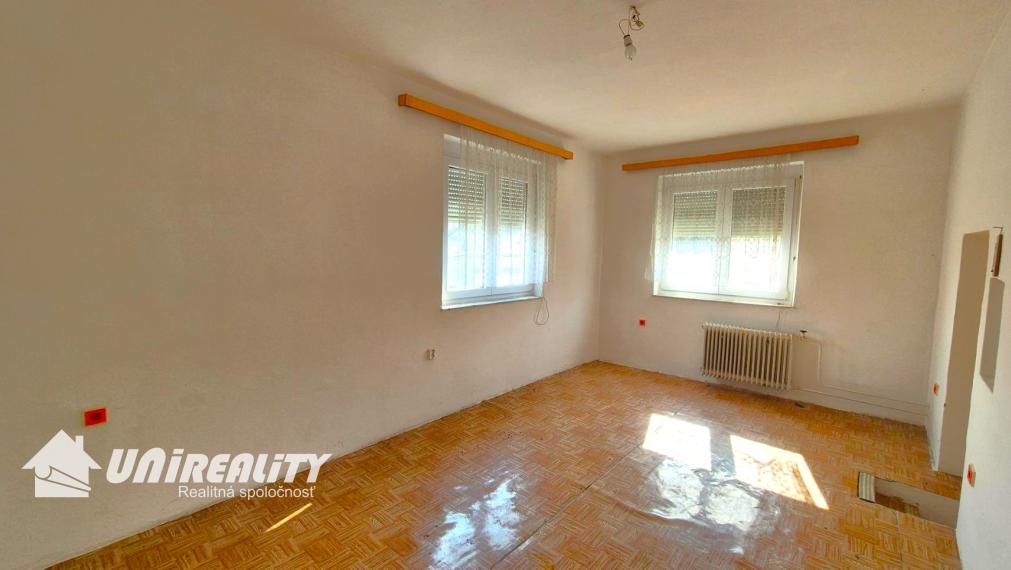 TOPOĽČANY – 7 – izb. dom / lokalita Pod Kalváriou / IHNEĎ voľný / pozemok 1.156 m2 / predaj