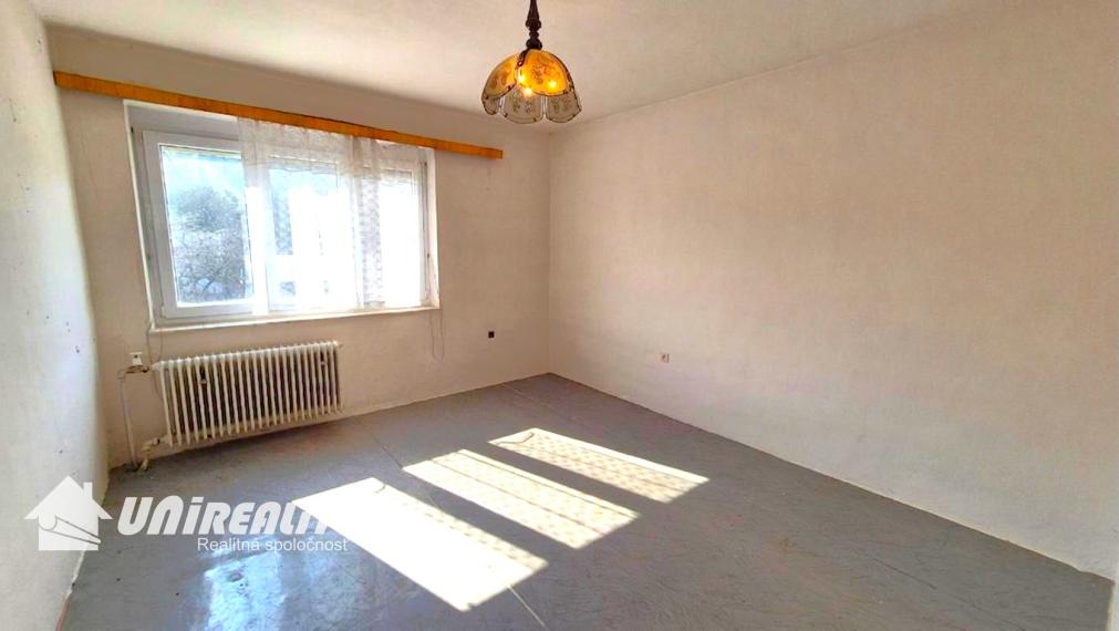 TOPOĽČANY – 7 – izb. dom / lokalita Pod Kalváriou / IHNEĎ voľný / pozemok 1.156 m2 / predaj