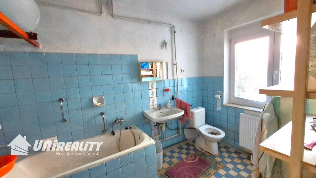 TOPOĽČANY – 7 – izb. dom / lokalita Pod Kalváriou / IHNEĎ voľný / pozemok 1.156 m2 / predaj