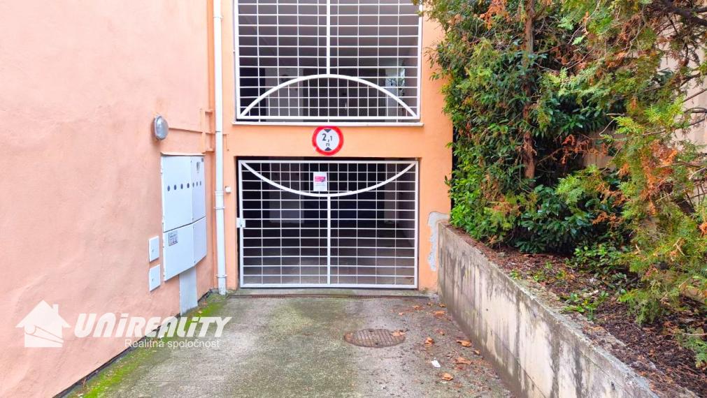 GARÁŽ – TOPOĽČANY / sídl. JUH / areál hromadných garáži