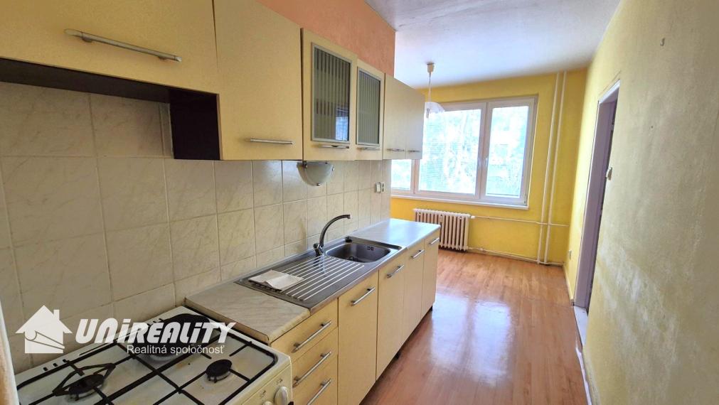 BÁNOVCE n. BEBR. – 2,5 – izb. byt / sídl. SEVER / čiastočne PREROBENÝ/ 62 m2 / balkón