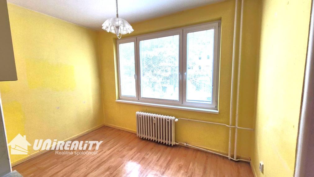 BÁNOVCE n. BEBR. – 2,5 – izb. byt / sídl. SEVER / čiastočne PREROBENÝ/ 62 m2 / balkón