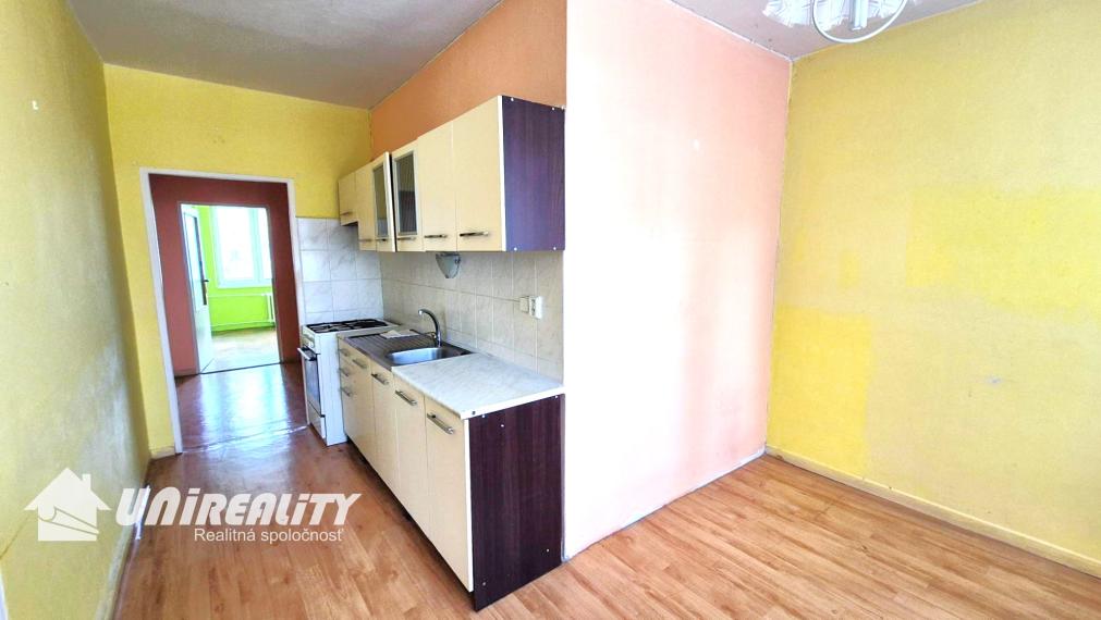 BÁNOVCE n. BEBR. – 2,5 – izb. byt / sídl. SEVER / čiastočne PREROBENÝ/ 62 m2 / balkón