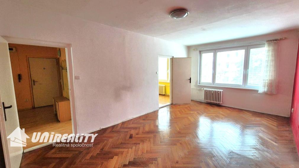 BÁNOVCE n. BEBR. – 2,5 – izb. byt / sídl. SEVER / čiastočne PREROBENÝ/ 62 m2 / balkón