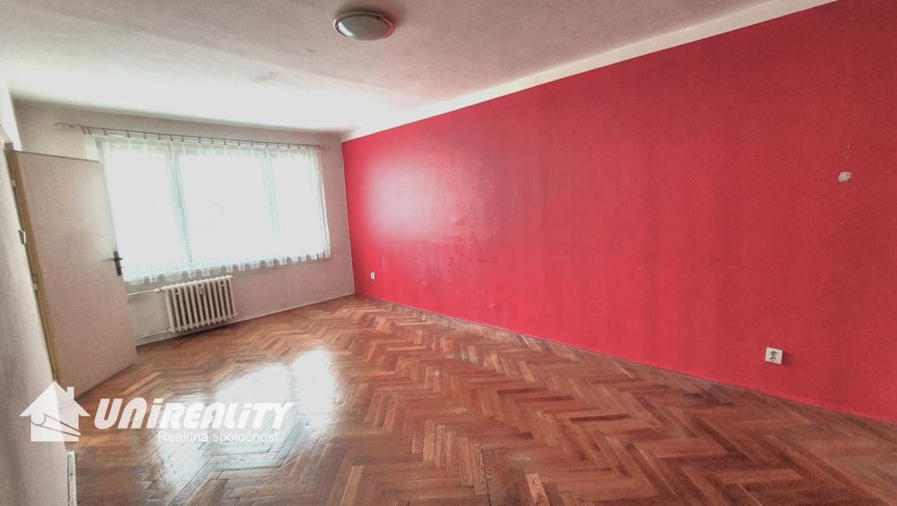 BÁNOVCE n. BEBR. – 2,5 – izb. byt / sídl. SEVER / čiastočne PREROBENÝ/ 62 m2 / balkón