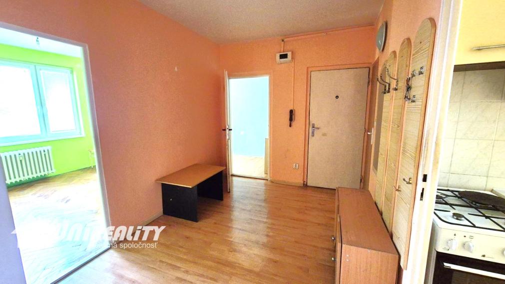 BÁNOVCE n. BEBR. – 2,5 – izb. byt / sídl. SEVER / čiastočne PREROBENÝ/ 62 m2 / balkón