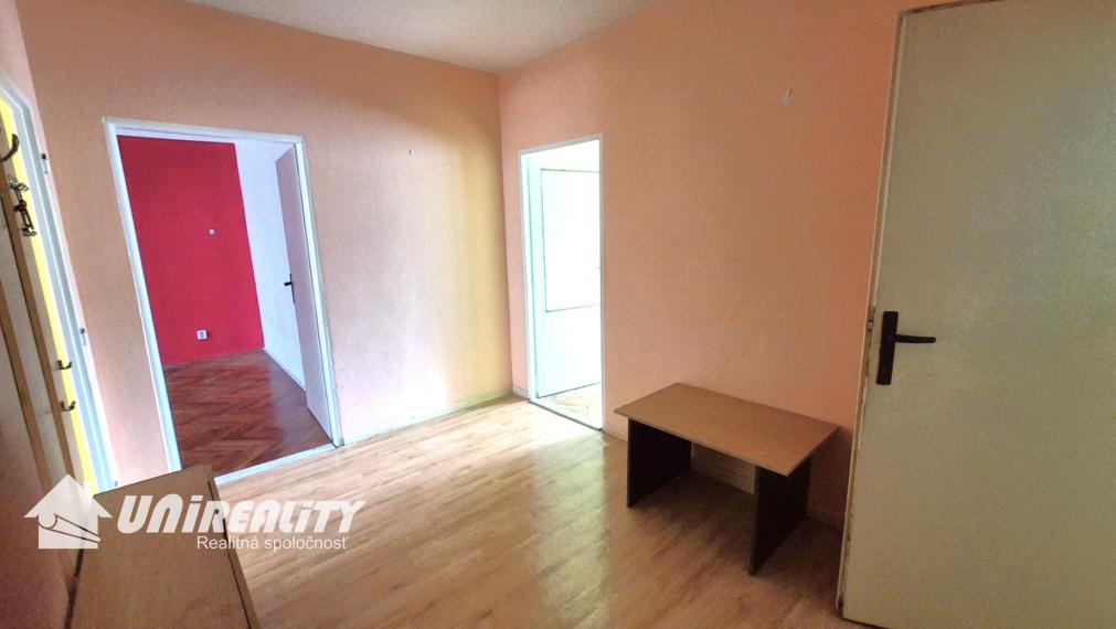 BÁNOVCE n. BEBR. – 2,5 – izb. byt / sídl. SEVER / čiastočne PREROBENÝ/ 62 m2 / balkón