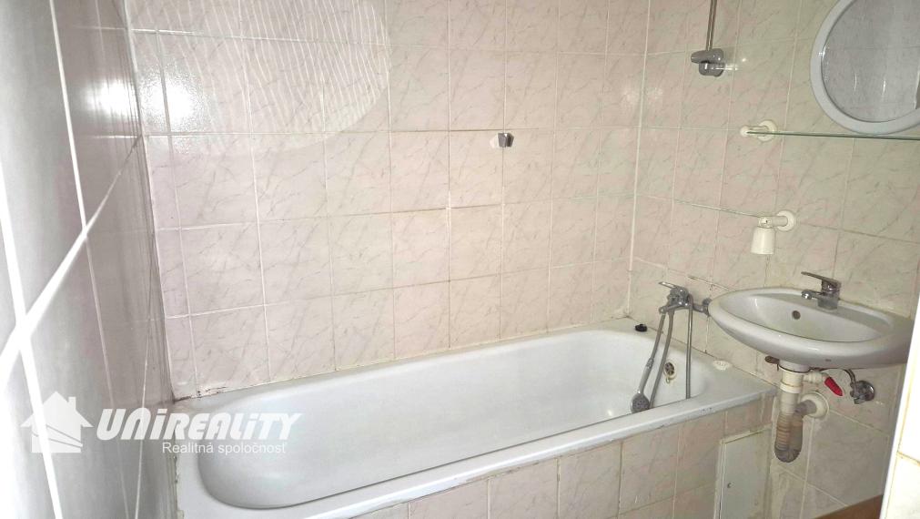 BÁNOVCE n. BEBR. – 2,5 – izb. byt / sídl. SEVER / čiastočne PREROBENÝ/ 62 m2 / balkón