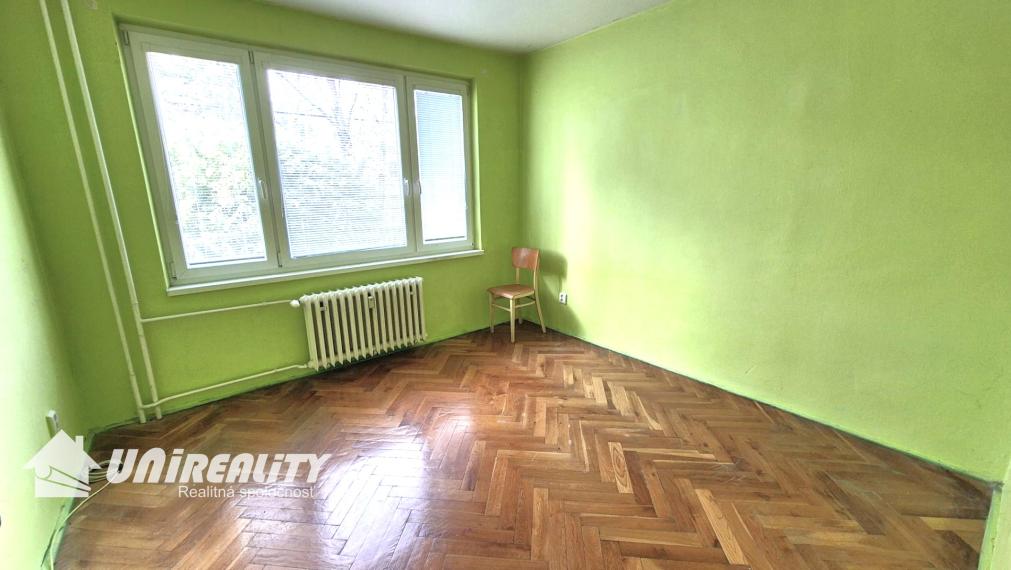 BÁNOVCE n. BEBR. – 2,5 – izb. byt / sídl. SEVER / čiastočne PREROBENÝ/ 62 m2 / balkón