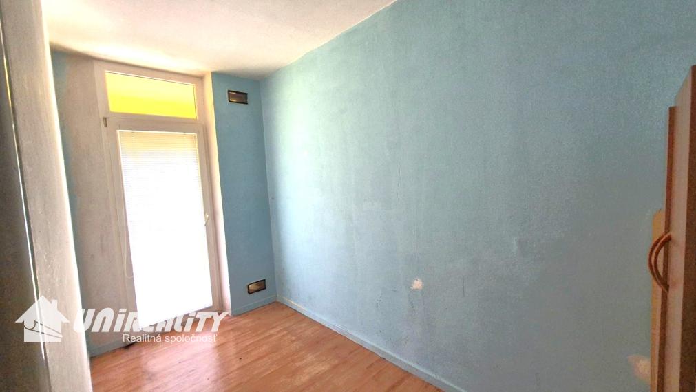 BÁNOVCE n. BEBR. – 2,5 – izb. byt / sídl. SEVER / čiastočne PREROBENÝ/ 62 m2 / balkón