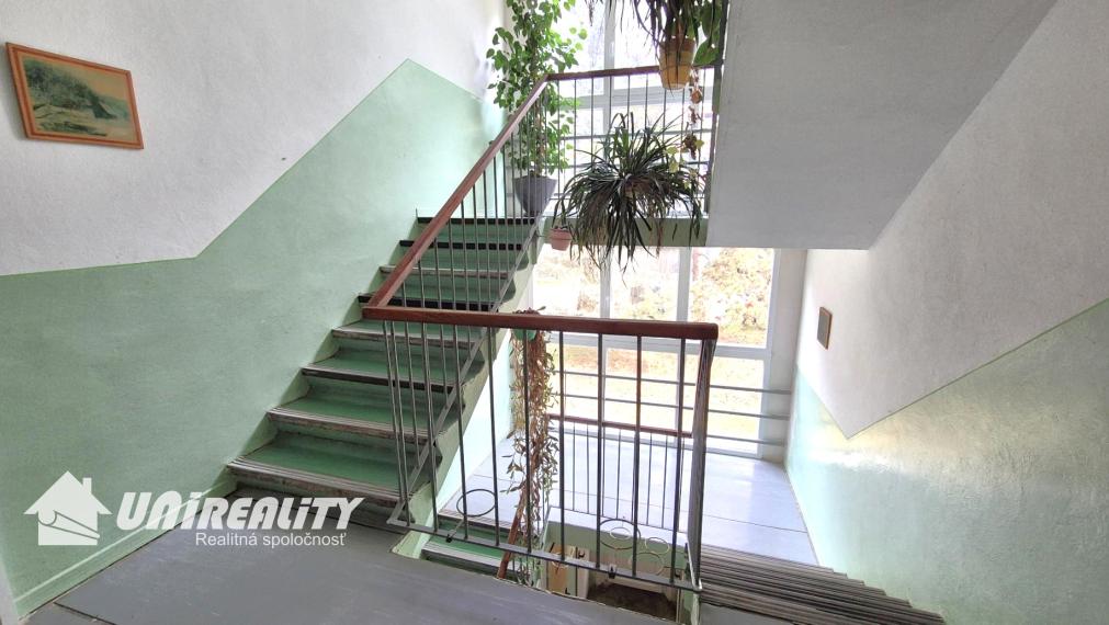 BÁNOVCE n. BEBR. – 2,5 – izb. byt / sídl. SEVER / čiastočne PREROBENÝ/ 62 m2 / balkón