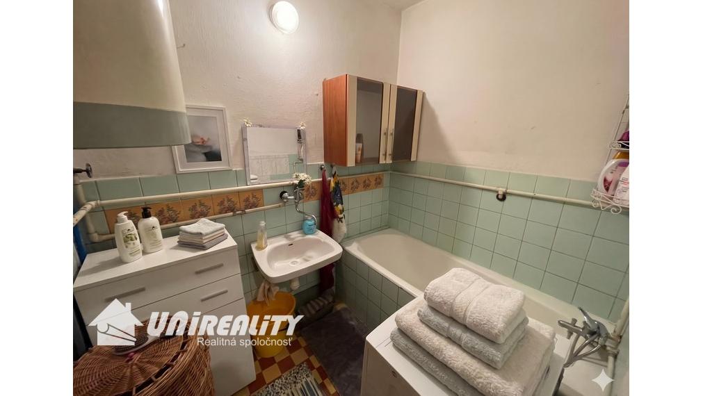 HORNÉ NAŠTICE - Priestranný 3-izbový byt s balkónom / 74 m2