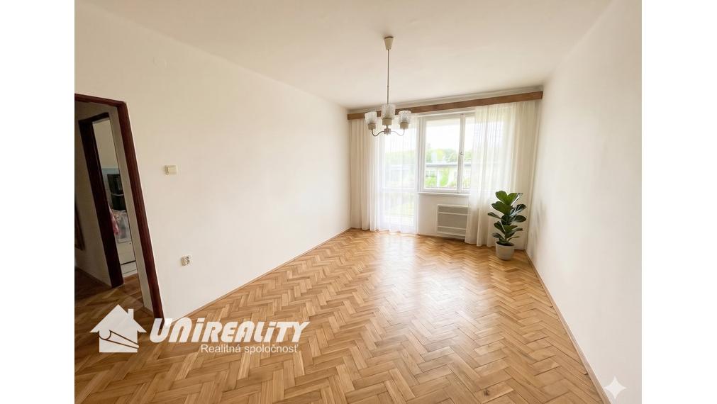 HORNÉ NAŠTICE - Priestranný 3-izbový byt s balkónom / 74 m2