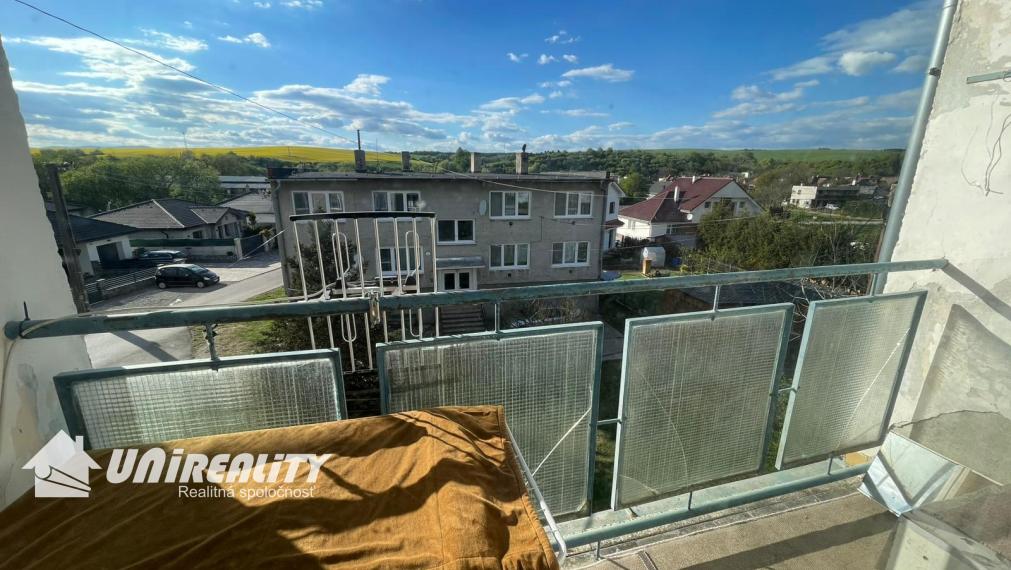 HORNÉ NAŠTICE - Priestranný 3-izbový byt s balkónom / 74 m2