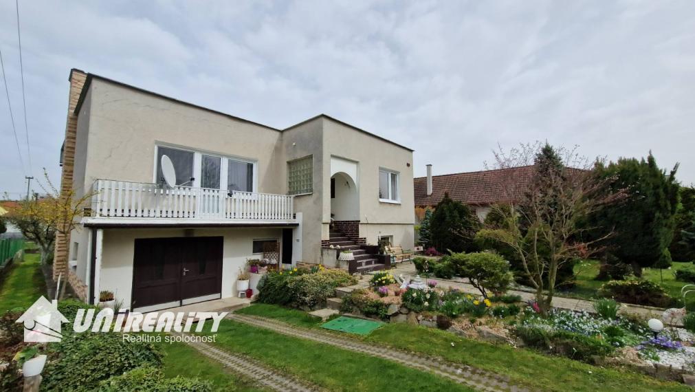 BN – Obec  PEČEŇANY – PEKNÝ – 4 – izbový  dom  v  tichej časti, nádherný pozemok 1.501 m2