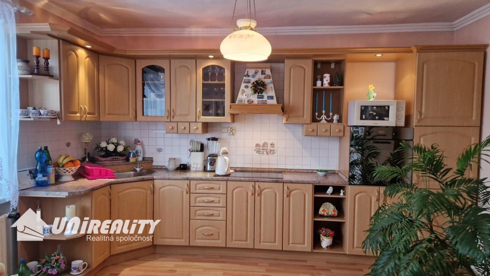 BN – Obec  PEČEŇANY – PEKNÝ – 4 – izbový  dom  v  tichej časti, nádherný pozemok 1.501 m2