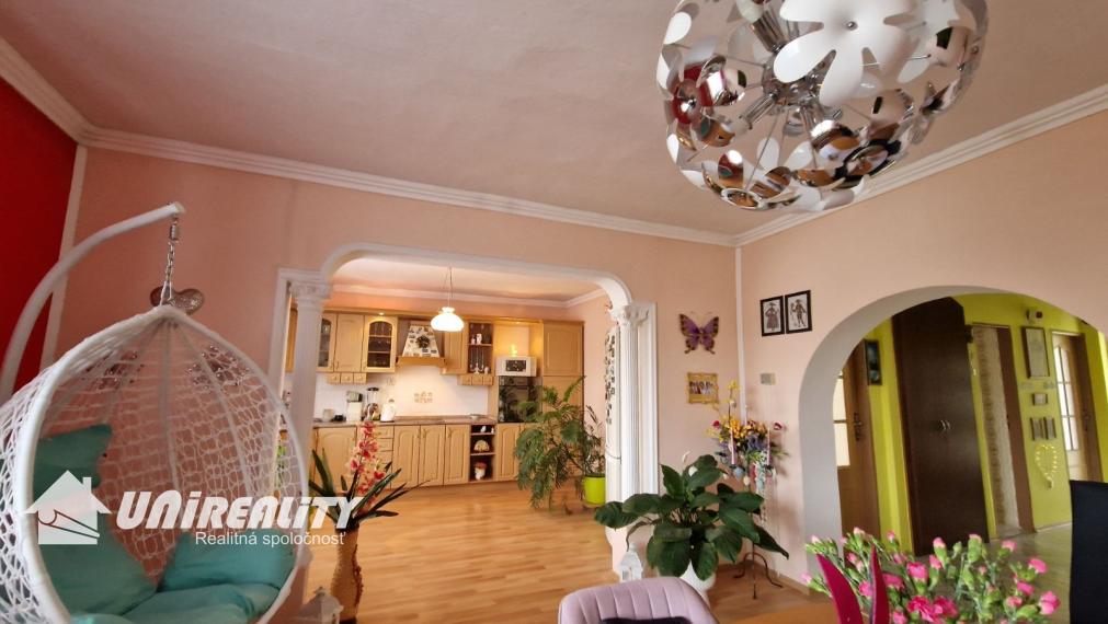 BN – Obec  PEČEŇANY – PEKNÝ – 4 – izbový  dom  v  tichej časti, nádherný pozemok 1.501 m2