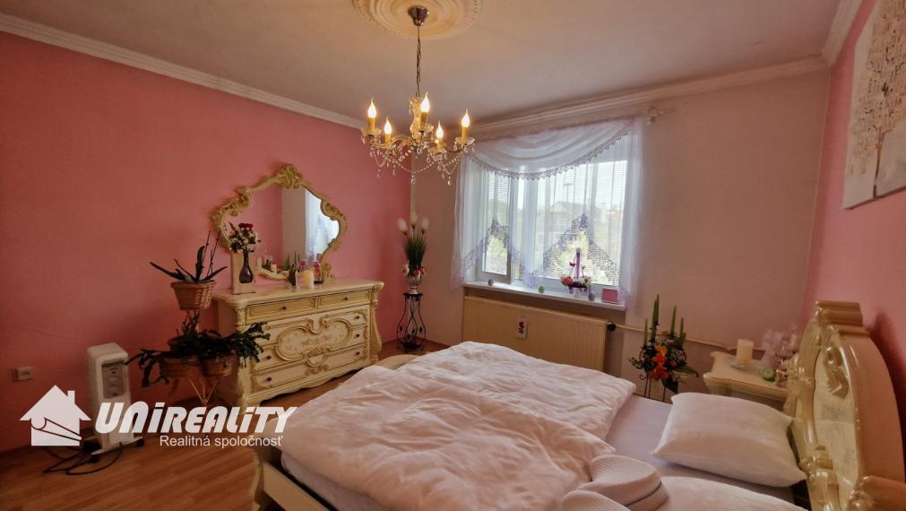 BN – Obec  PEČEŇANY – PEKNÝ – 4 – izbový  dom  v  tichej časti, nádherný pozemok 1.501 m2