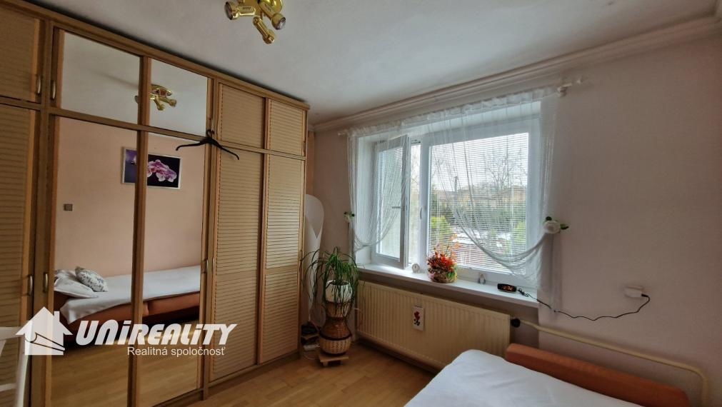 BN – Obec  PEČEŇANY – PEKNÝ – 4 – izbový  dom  v  tichej časti, nádherný pozemok 1.501 m2