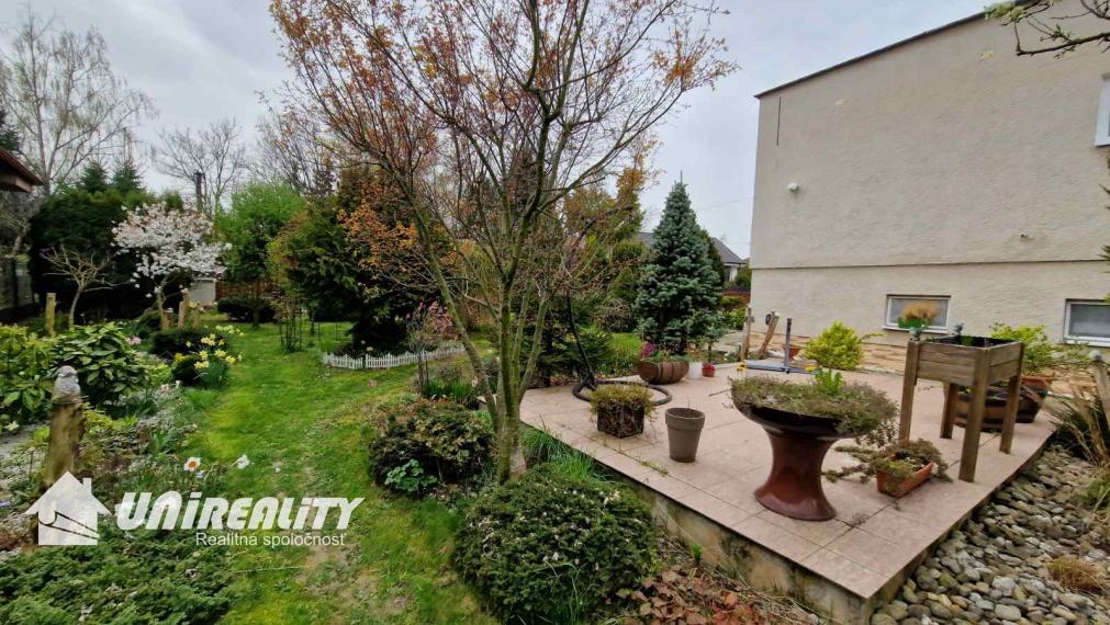 BN – Obec  PEČEŇANY – PEKNÝ – 4 – izbový  dom  v  tichej časti, nádherný pozemok 1.501 m2