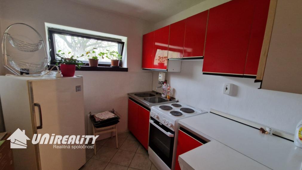 BN – Obec  PEČEŇANY – PEKNÝ – 4 – izbový  dom  v  tichej časti, nádherný pozemok 1.501 m2
